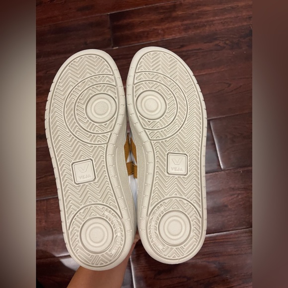 NWOT Veja Urca CWL sneakers in white camel sz 37 - Picture 7 of 7